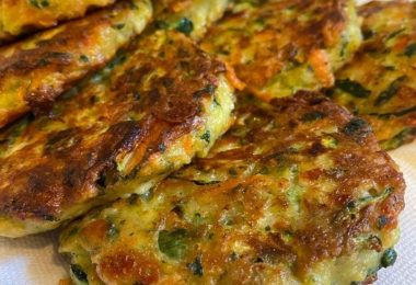 EASY ZUCCHINI FRITTERS