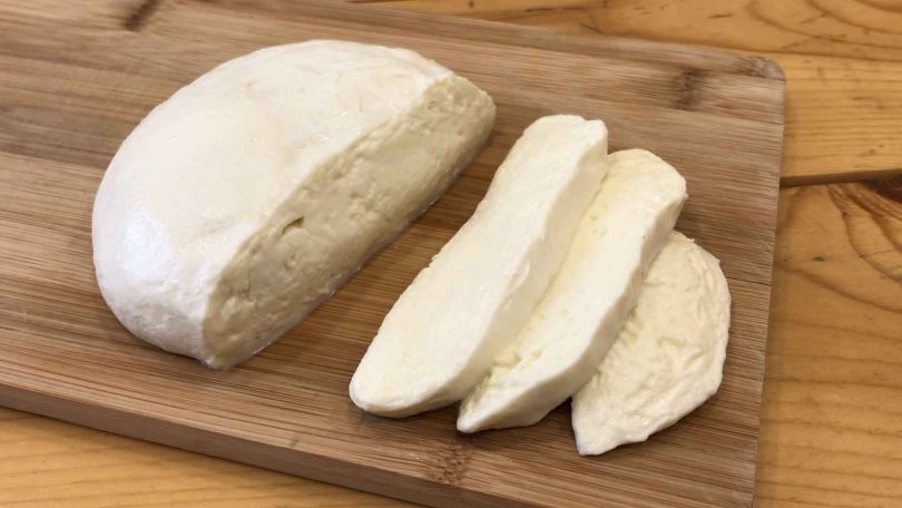 Mozzarella at home with 2 ingredients in 30 minutes!